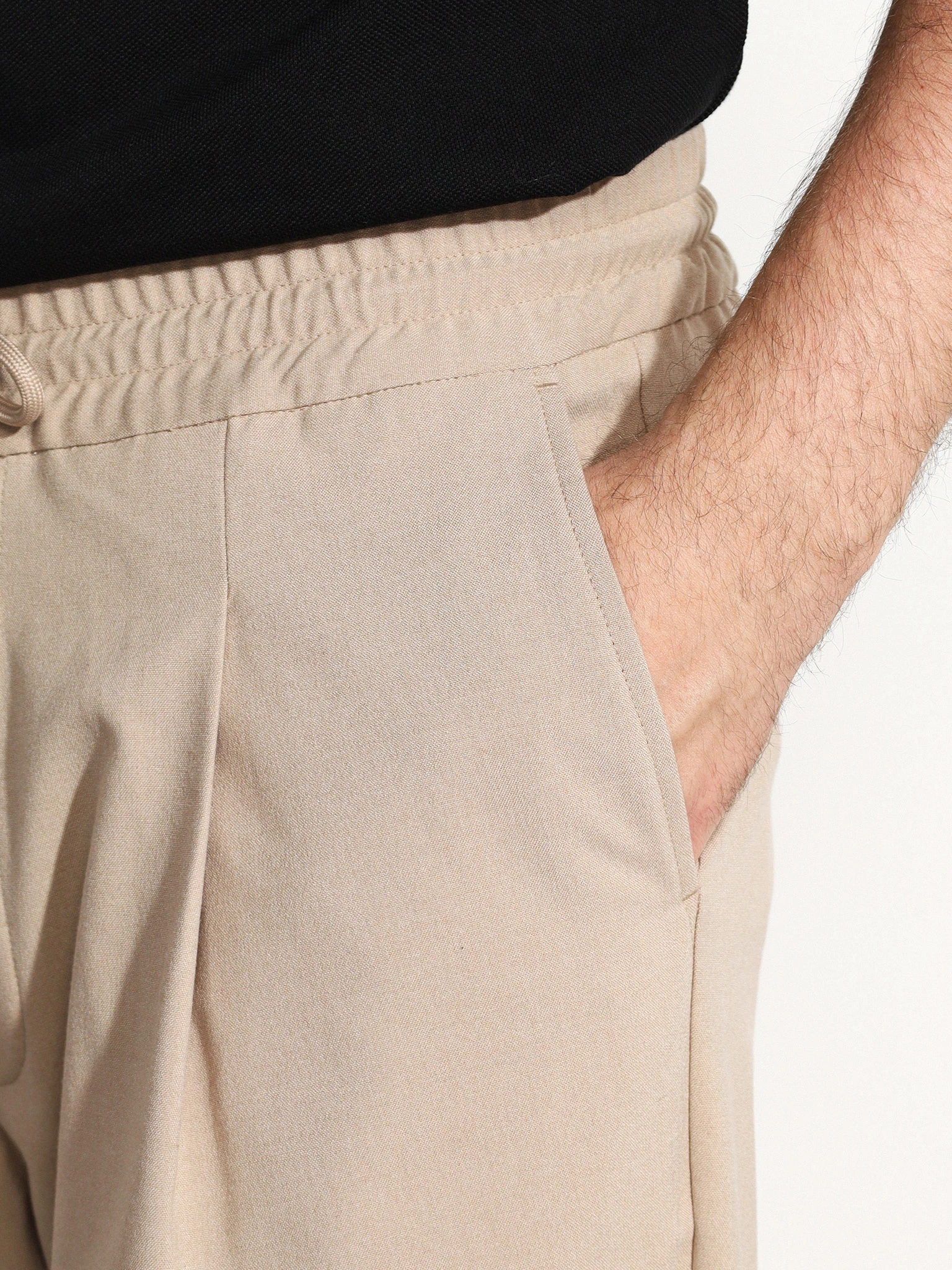 Брюки бежевого цвета прямого кроя без застежки